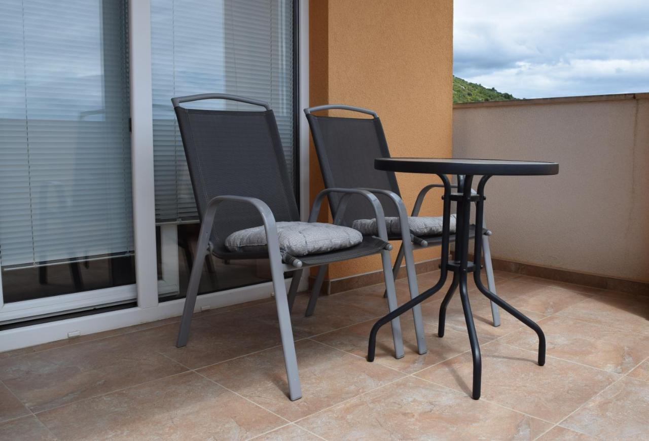 Studio Apartment With Balcony Трогир Екстериор снимка
