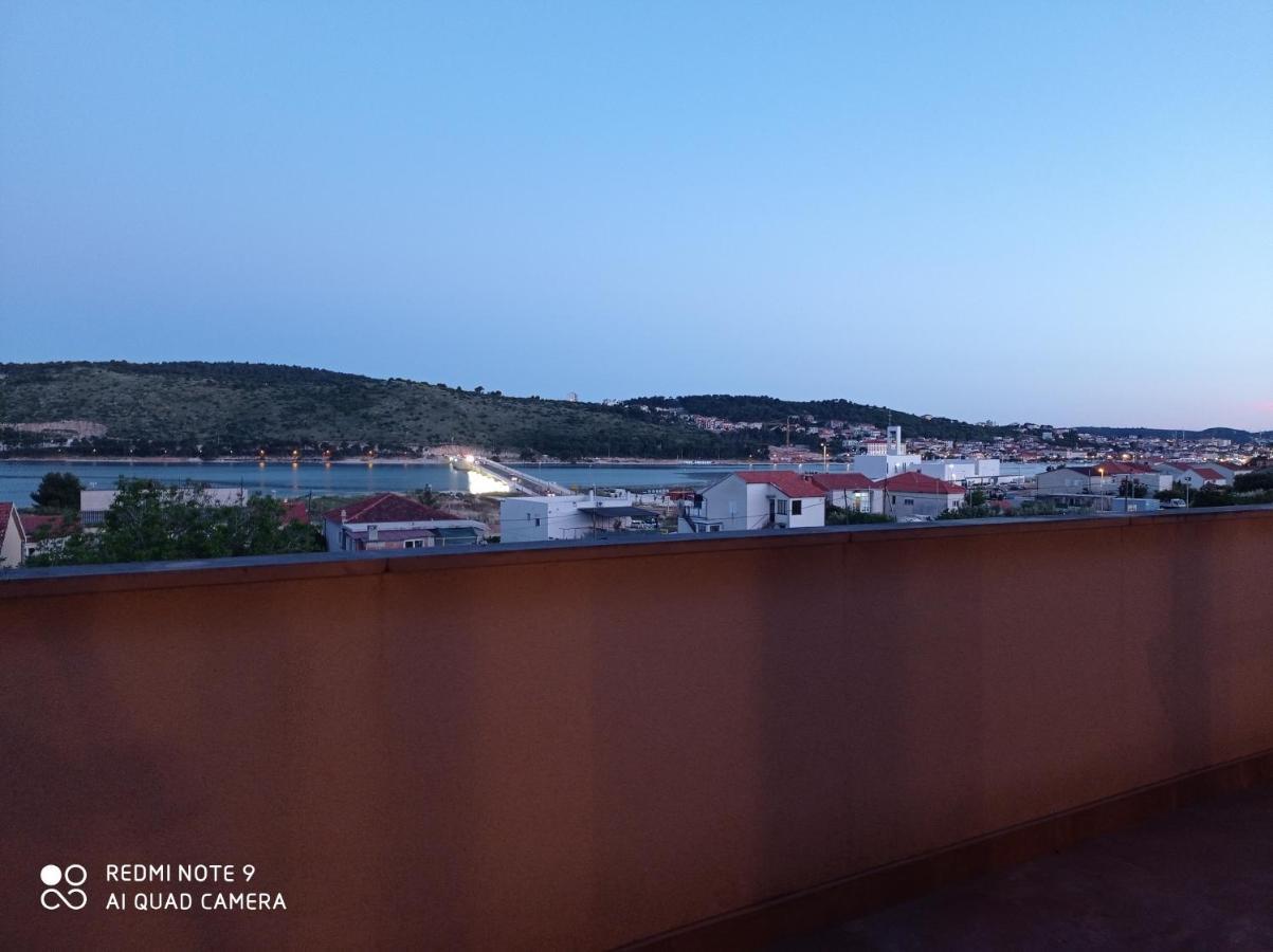 Studio Apartment With Balcony Трогир Екстериор снимка