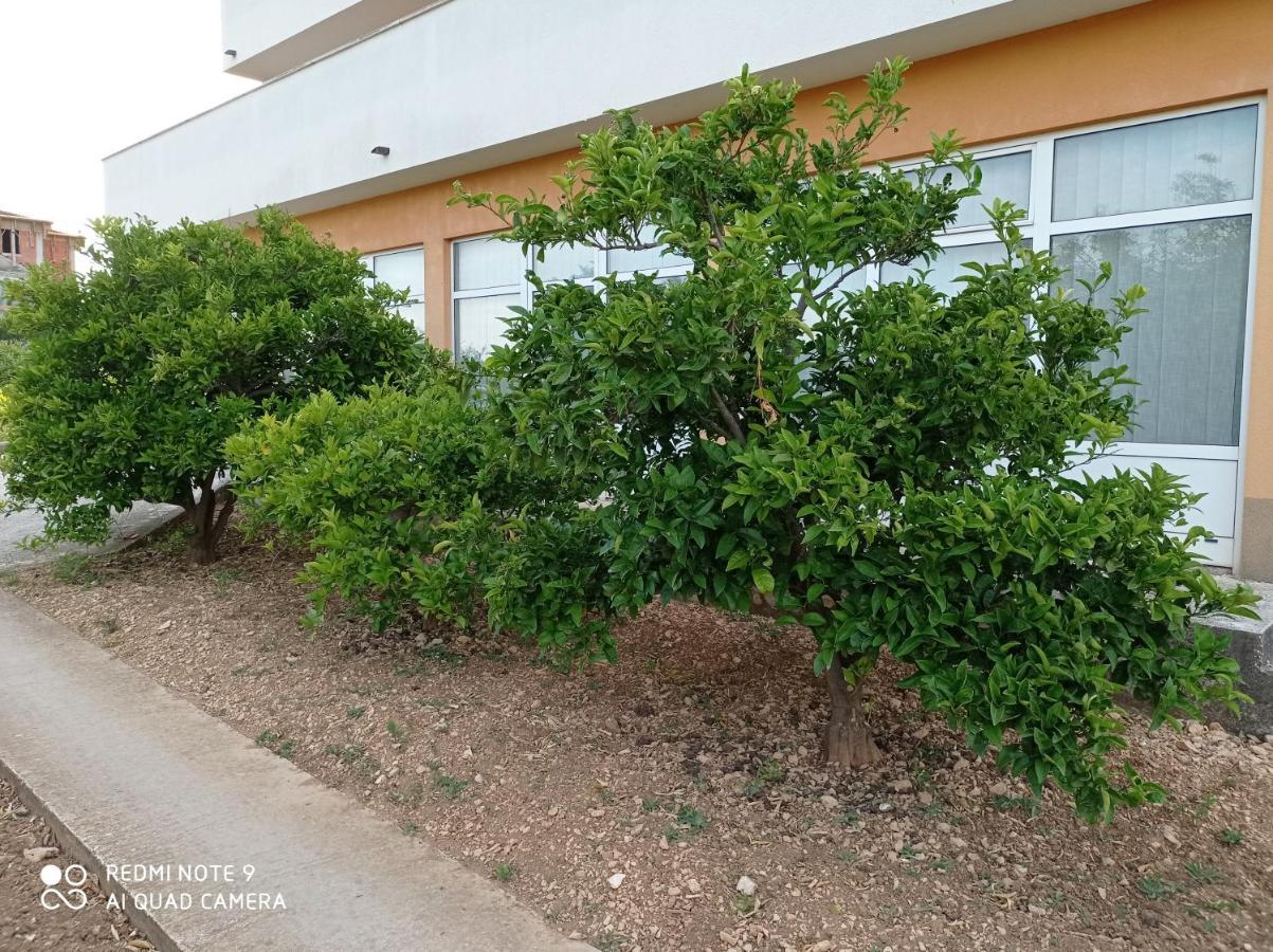Studio Apartment With Balcony Трогир Екстериор снимка
