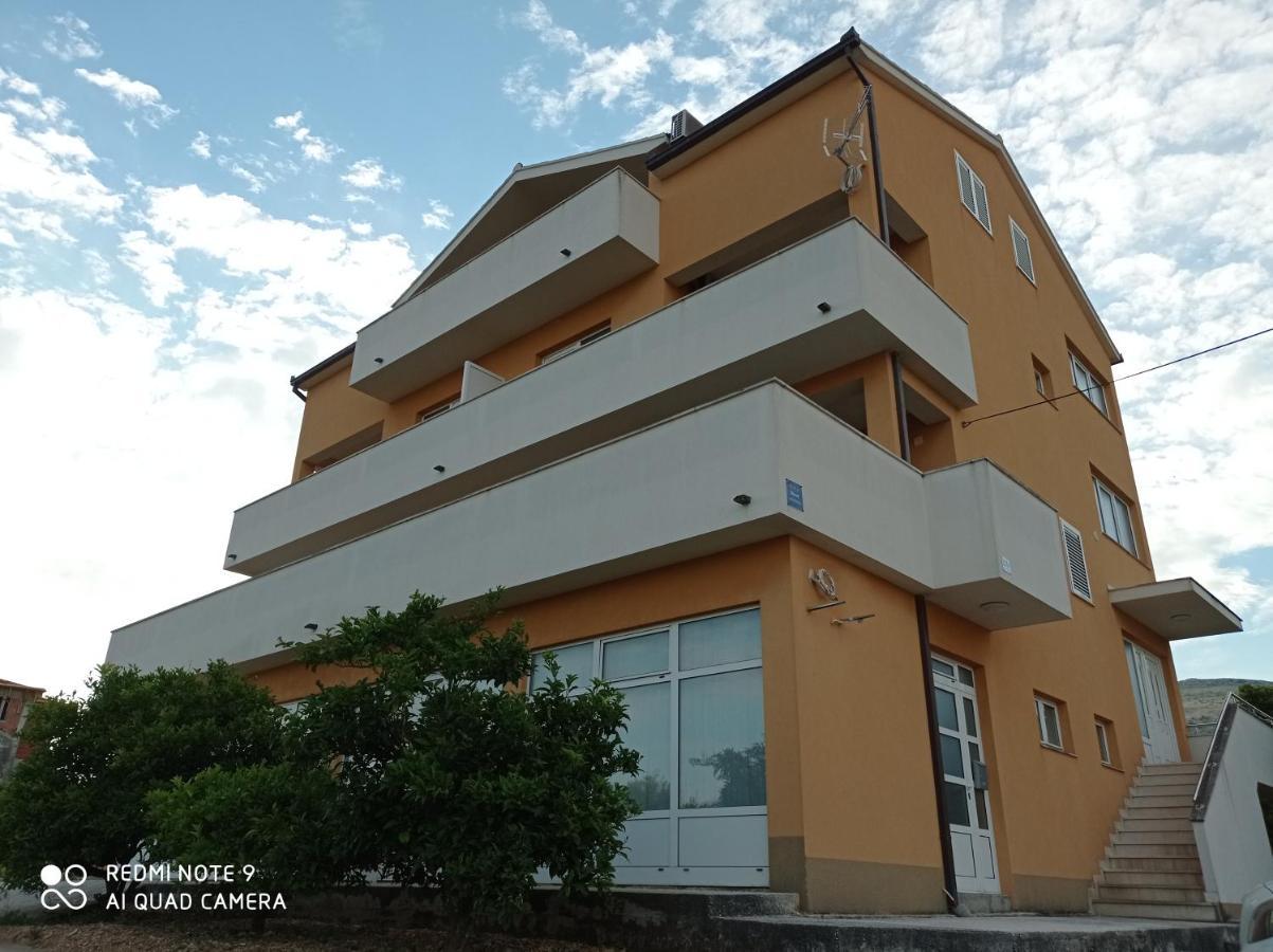 Studio Apartment With Balcony Трогир Екстериор снимка