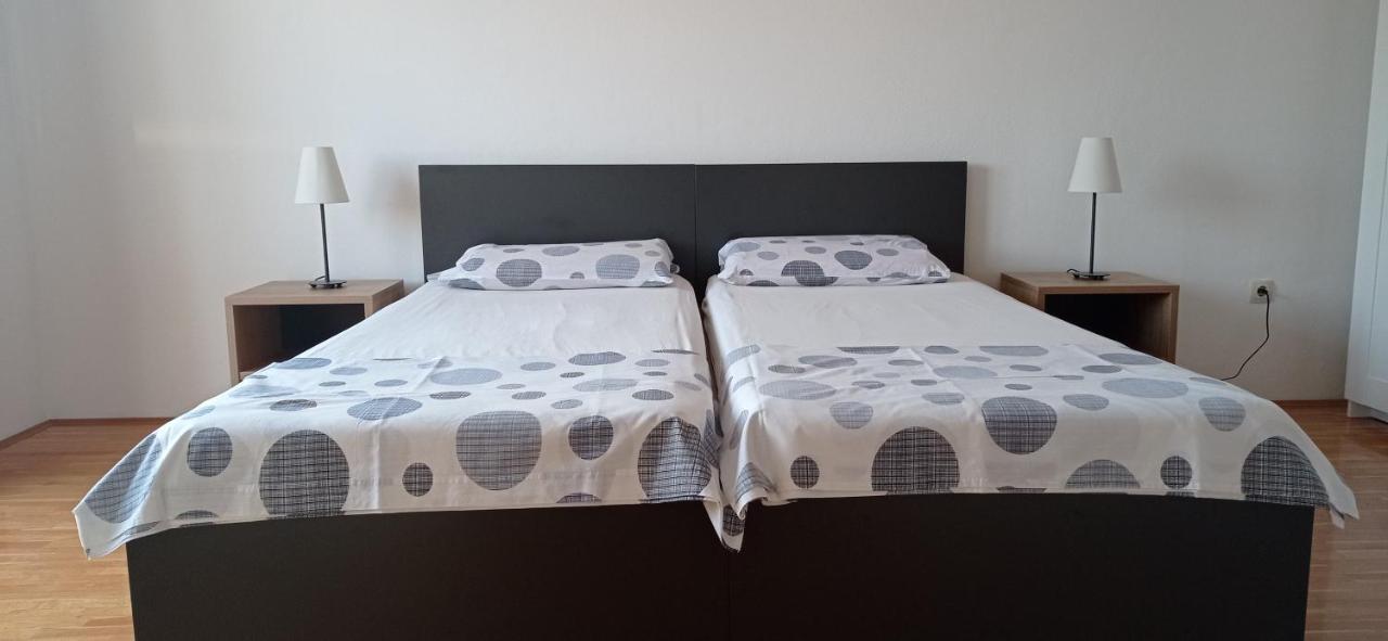 Studio Apartment With Balcony Трогир Екстериор снимка